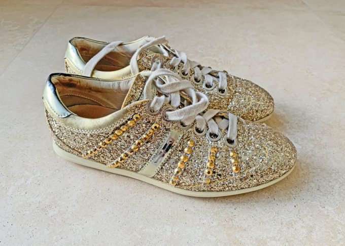 Shoe story: Mina gyllene sko - souvenir guld sneakers