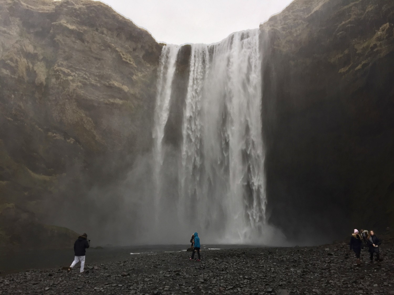 Et af de største og mest elegante vandfald på Island, Skógafoss.