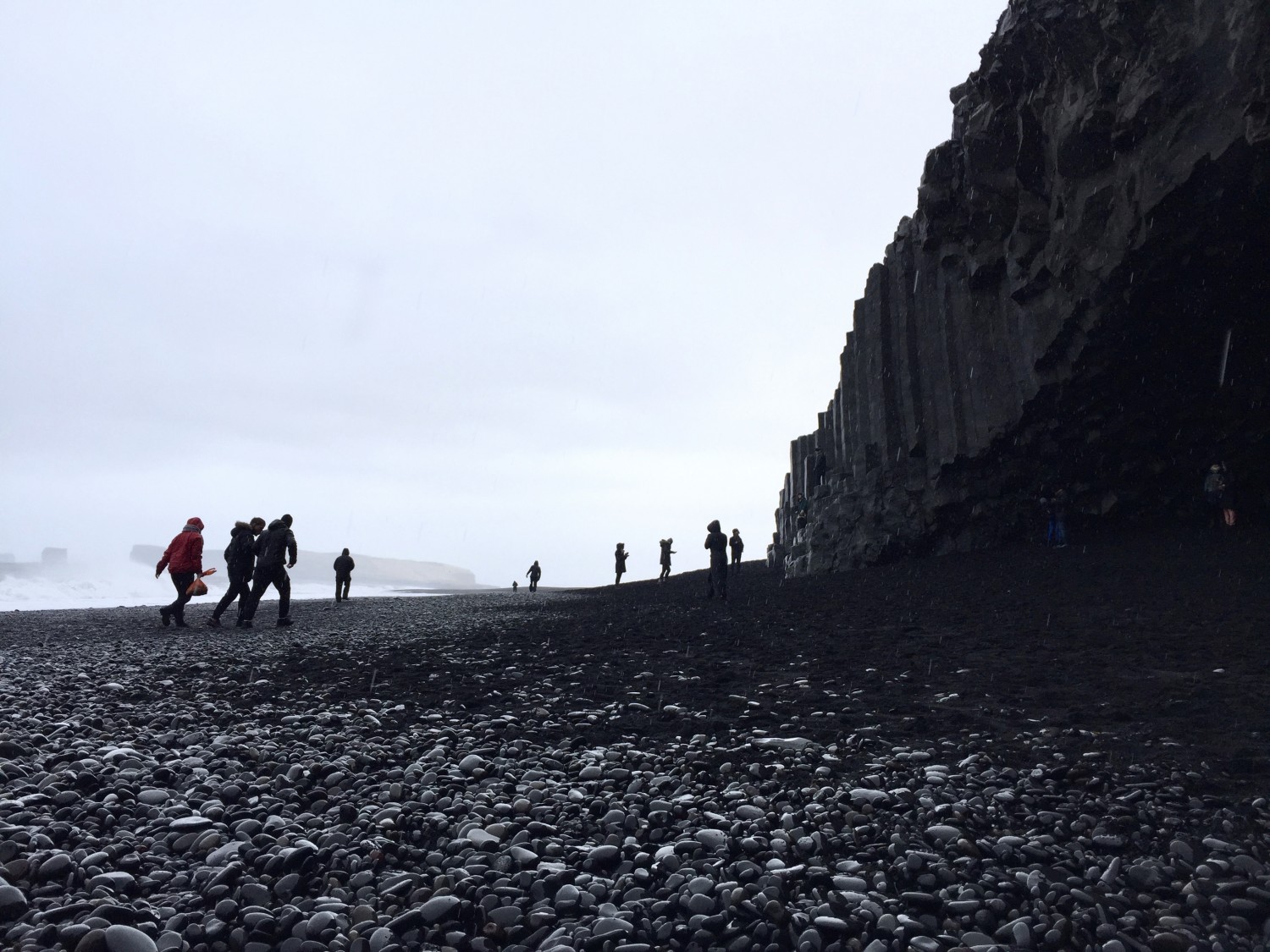 Reynisfjara er en verdensberømt sort sandstrand, der findes på Islands sydkyst lige ved siden af den lille fiskerby Vík i Mýrdal.