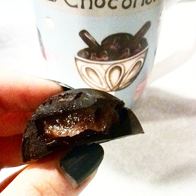 Chokolade med brombærkaramel (blend blot dadler, sukrin, frysetørrede brombær og vand)