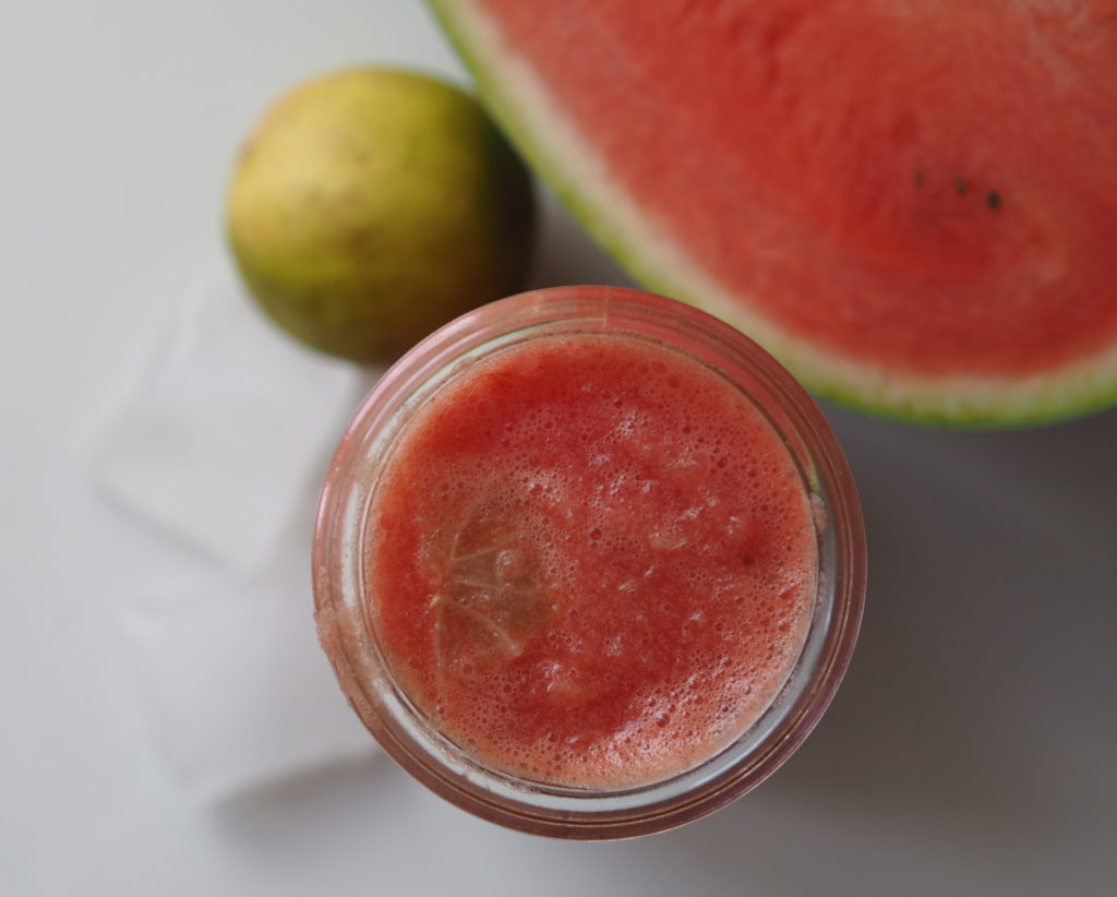 Sommerlig drik med vandmelon og lime