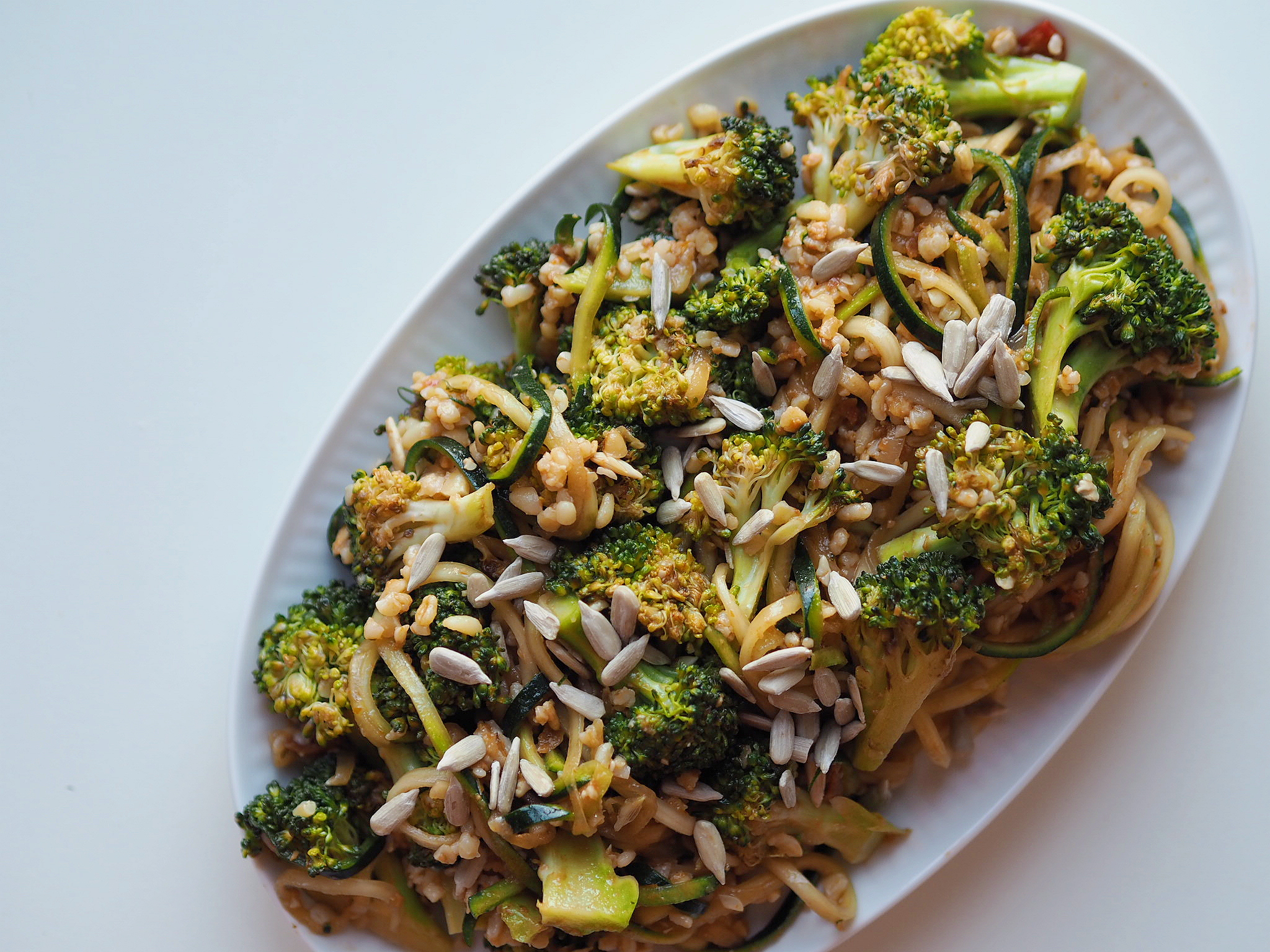 Speltsalat med squash, pesto og broccoli