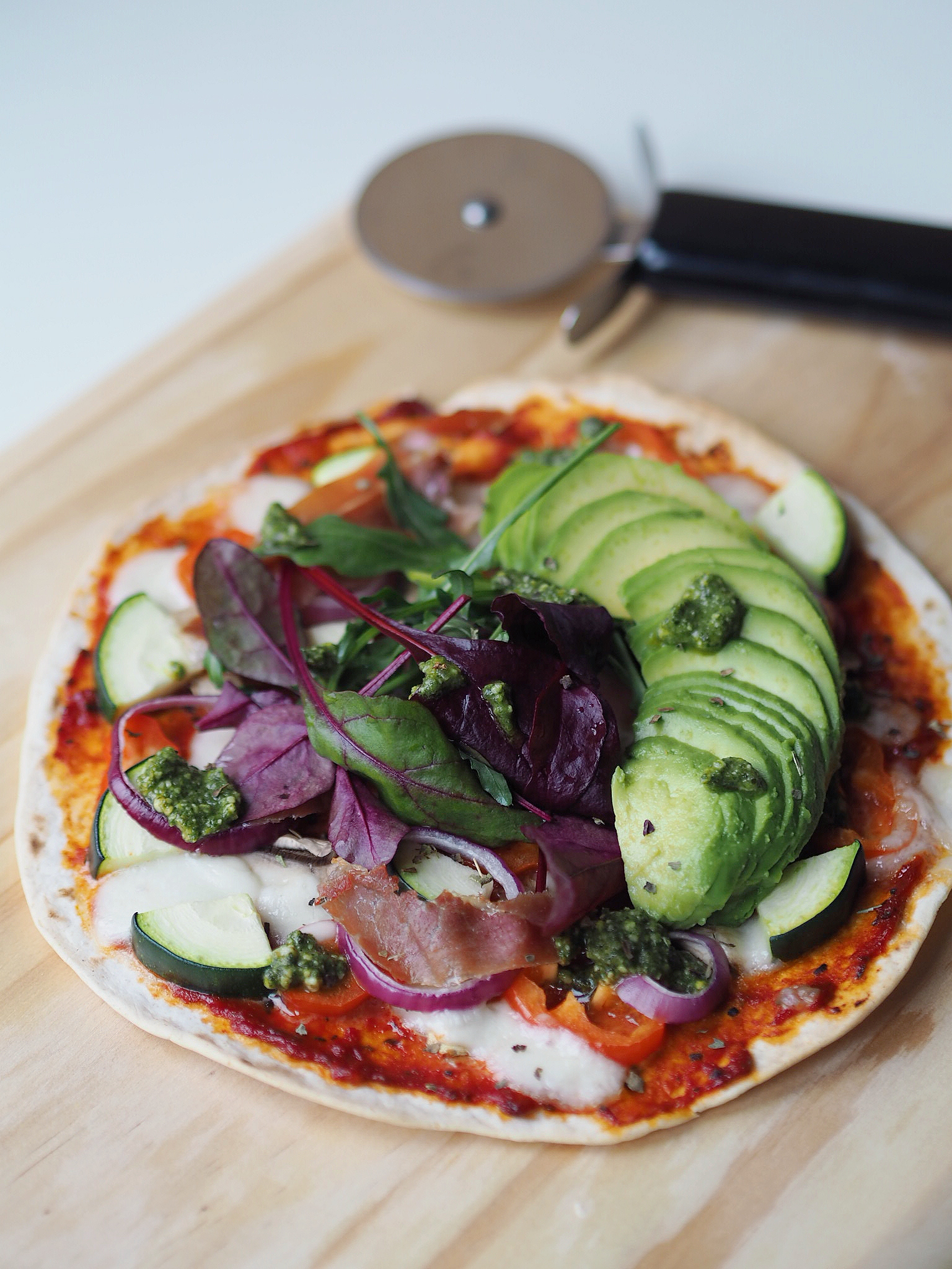 Tortilla pizza med serrano, grøntsager og pesto