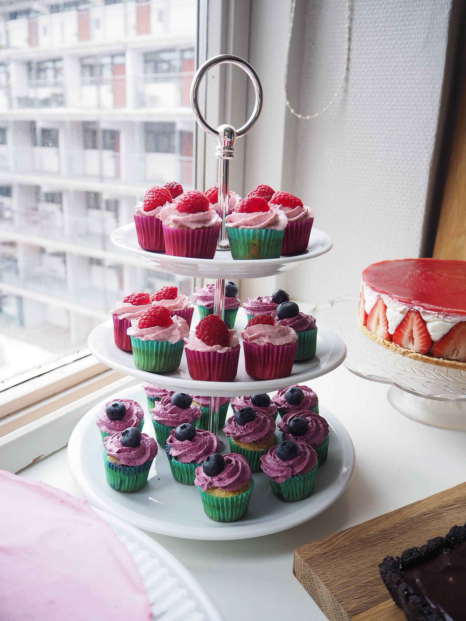 Mini cupcakes med bær og hvid chokolade
