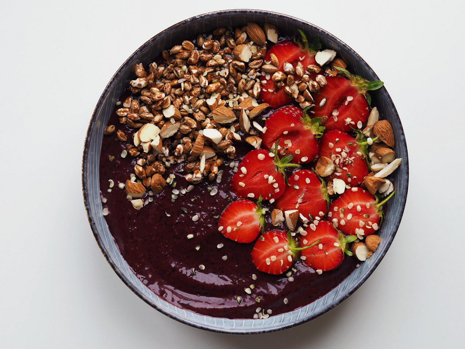 Smoothie bowl med blåbær og avokado
