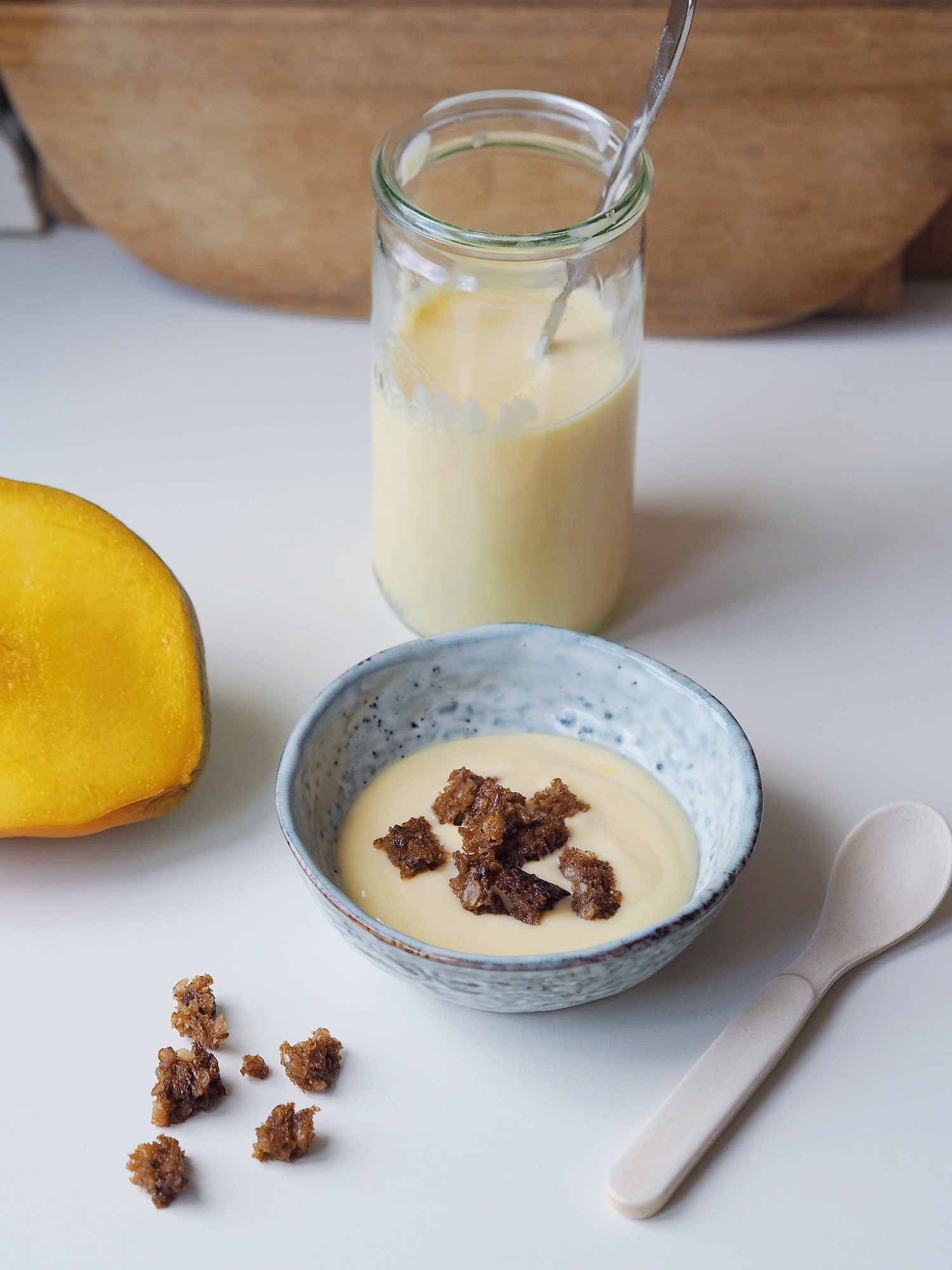 Mellemmåltid for baby - mango yoghurt toppet med rugbrød