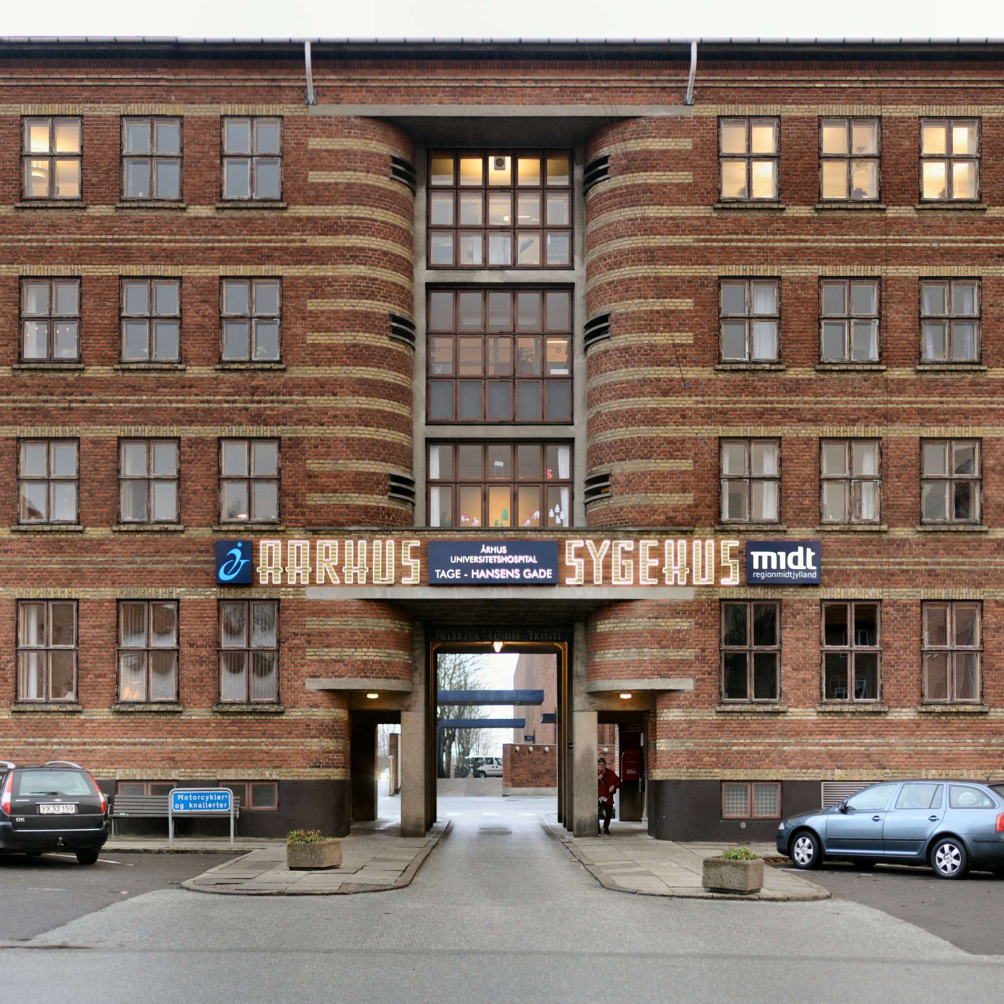 Entrance_to_Amtssygehuset_in_Aarhus