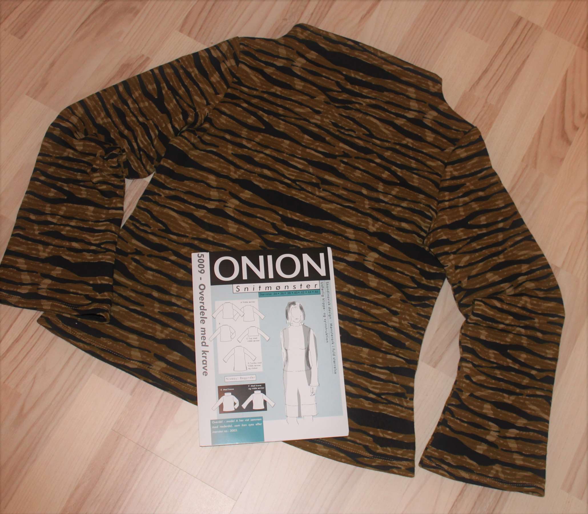 Plisseret nederdel med bluse fra Onion nr 5009 | Bluser | Sygal