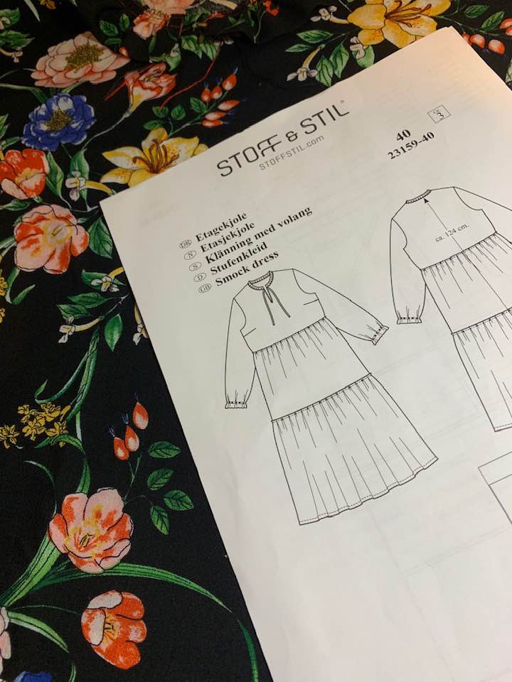 Kjole med flæse. Mønster fra Stof og stil. Sy vejledning | Inspiration |  Sygal