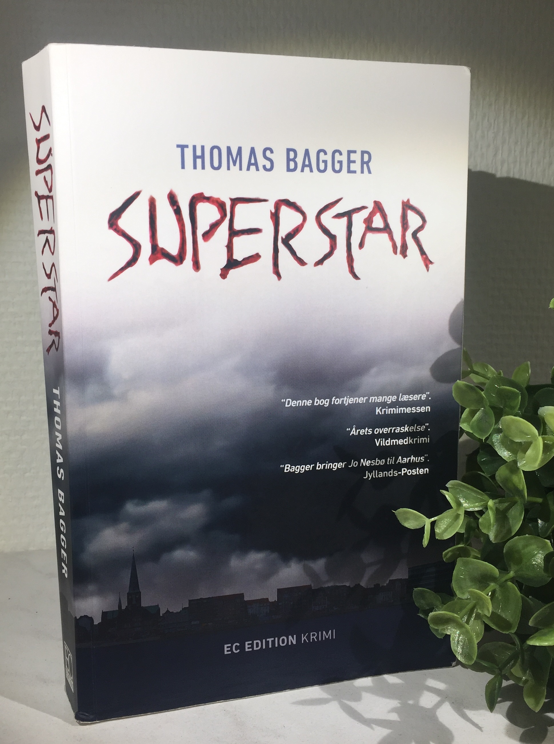 Thomas Bagger Superstar, Superstar, Thomas Bagger, Anmeldelse af Superstar af Thomas Bagger, Anmeldelse, Krumme anmelder, Krimi, EC Edition, 