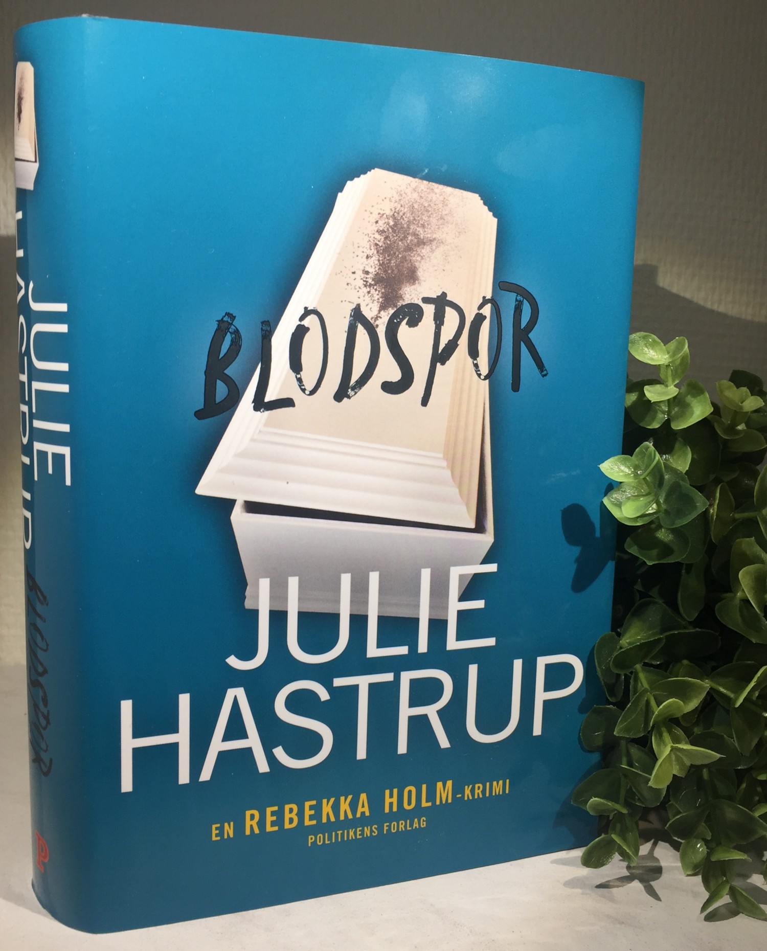 Julie Hastrup, Blodspor Julie Hastrup, Rebekka Holm, Politikens Forlag, Anmeldelse, Boganmeldelse, Anmeldereksemplar, 