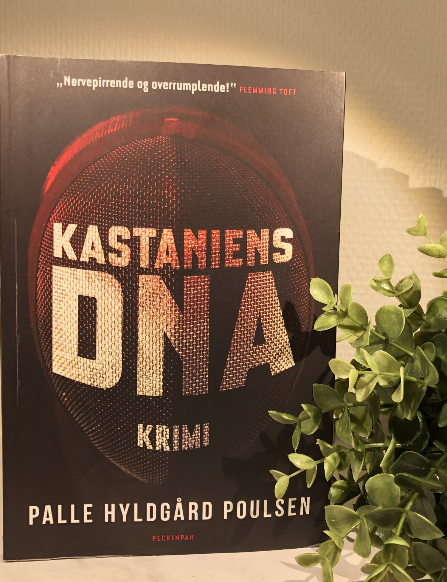 Kastaniens DNA, Palle Hyldgård Poulsen, Boganmeldelse, Anmeldelse, Krummes Krummelurer, Peckinpah forlag, 