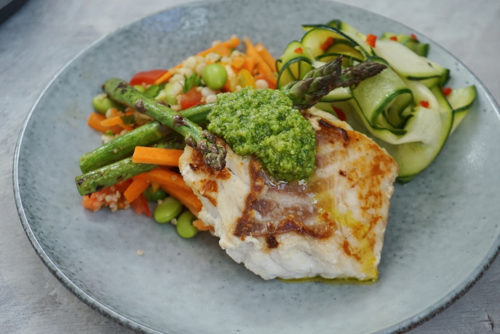 Hvid fisk med pesto, agurkesalat og bulgursalat | Aftensmad | camilladrabo