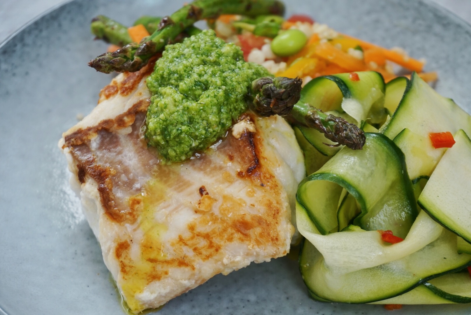 Hvid fisk med pesto, agurkesalat og bulgursalat | Aftensmad ...