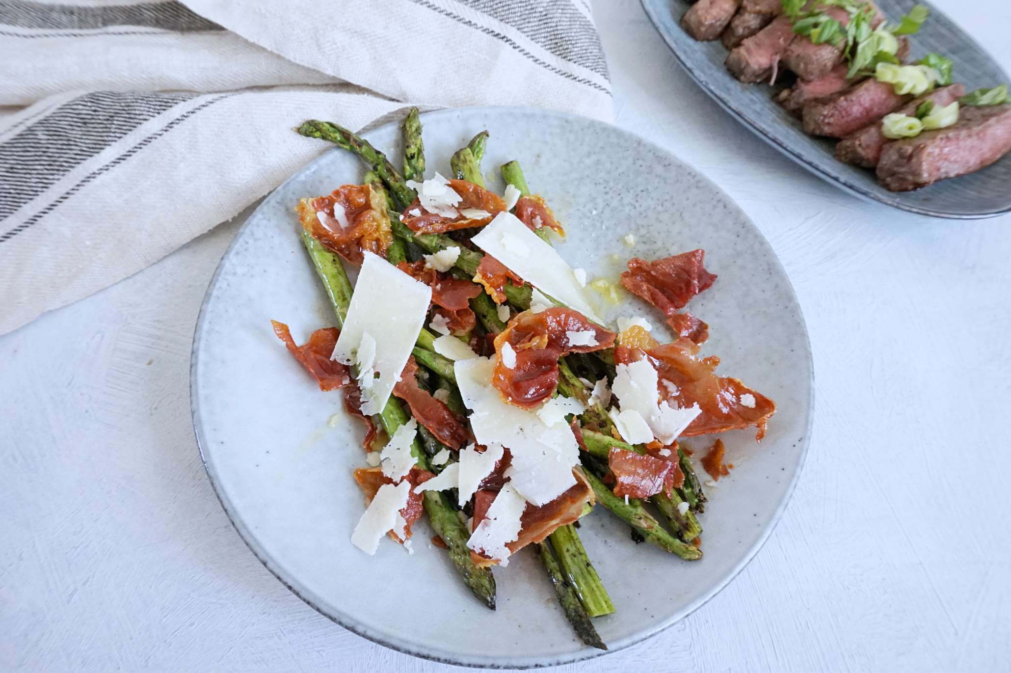 Grillet asparges med parmesanost og serranoskinke | Aftensmad | camilladrabo