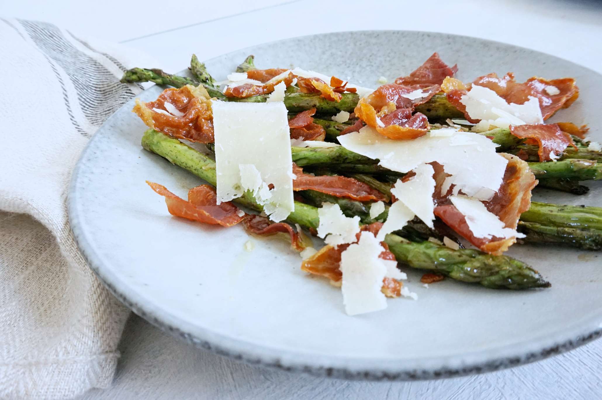 Grillet asparges med parmesanost og serranoskinke | Aftensmad | camilladrabo