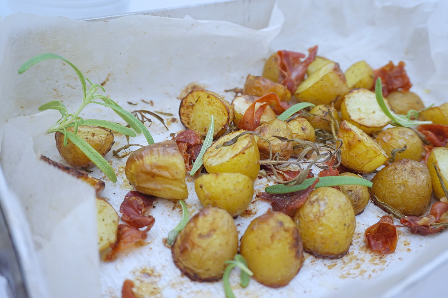 Ovnbagte kartofler med rosmarin og serranoskinke | Salat/Grønt |  camilladrabo