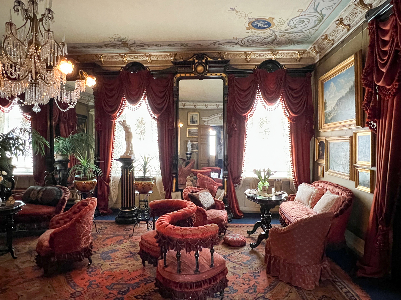 Billede af et rum i Klunkehjemmet, et eksempel på dansk klunkestilog design fra perioden 1880-1900, med overdådig indretning og rige tekstiler