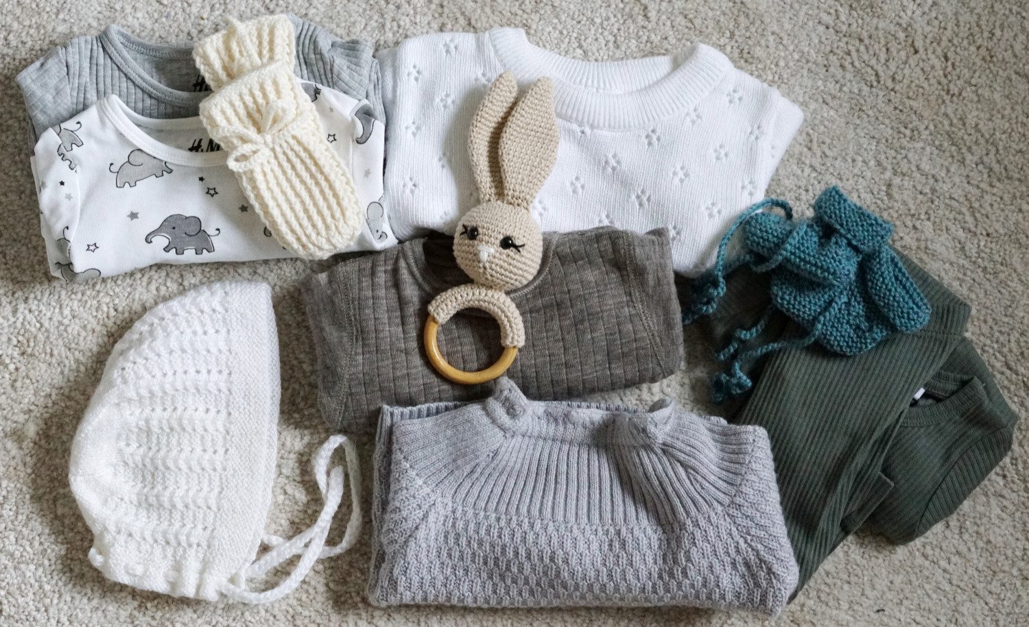 Nyfødt Hvor meget tøj har brug for? Barsel | Forstadsmor