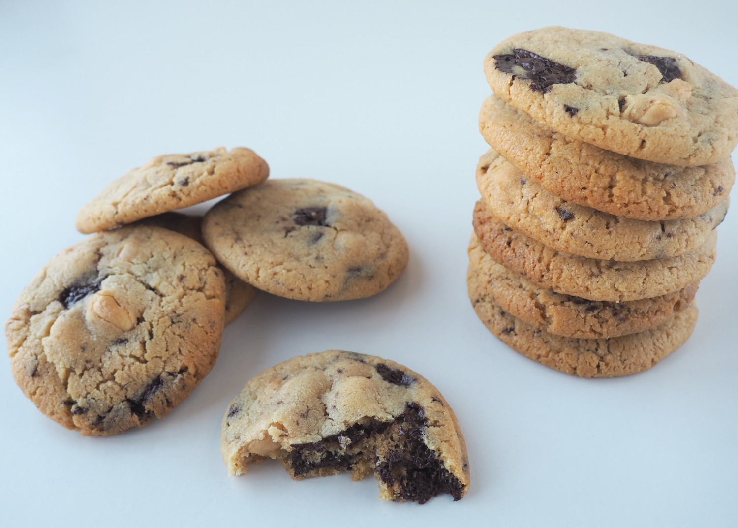 Cookies med peanutbutter, peanuts og mørk chokolade af Rebekka Mikkelsen