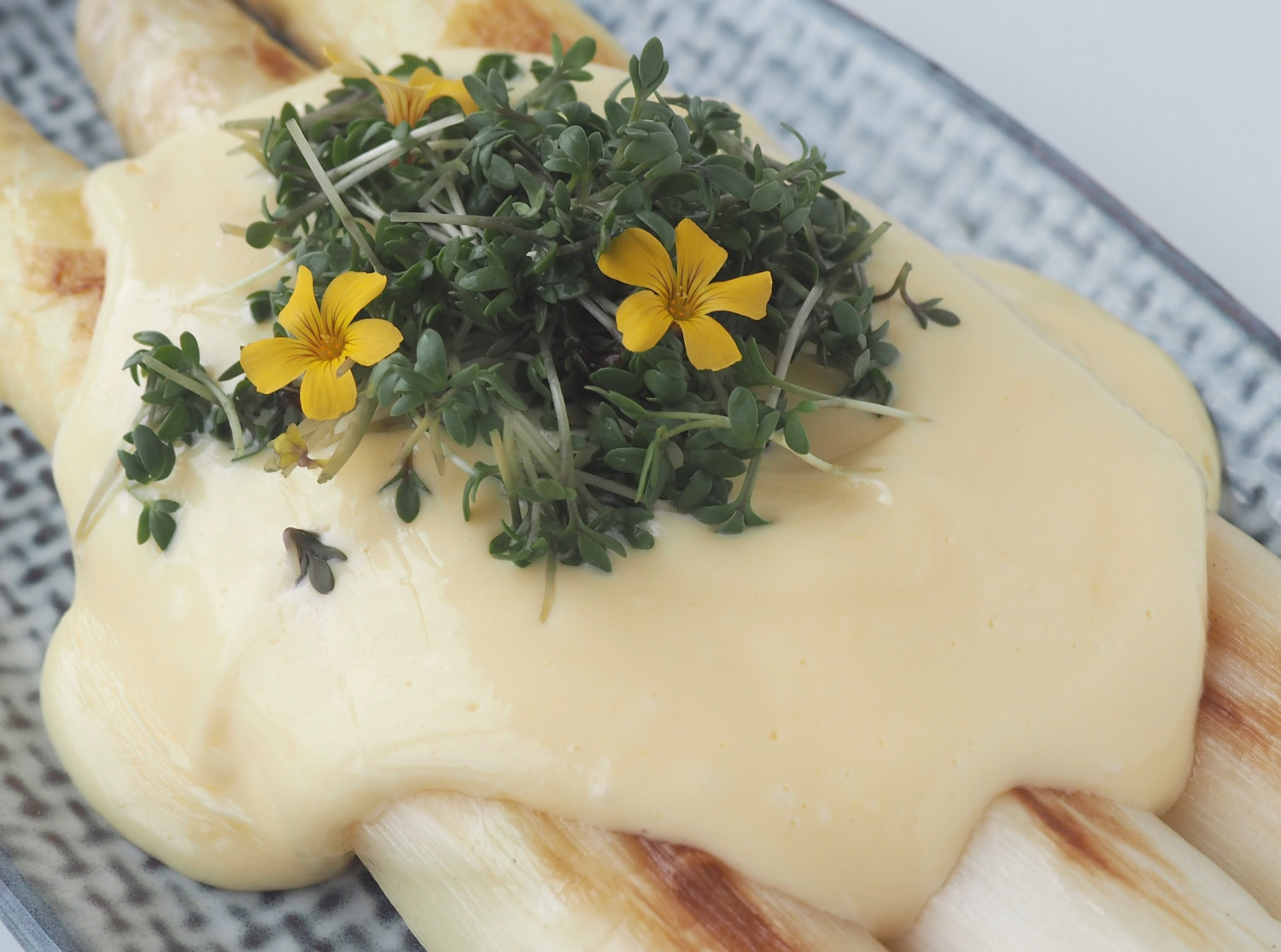 Hjemmelavet nem hollandaise sauce med stavlender til danske hvide asparges af Beksemad
