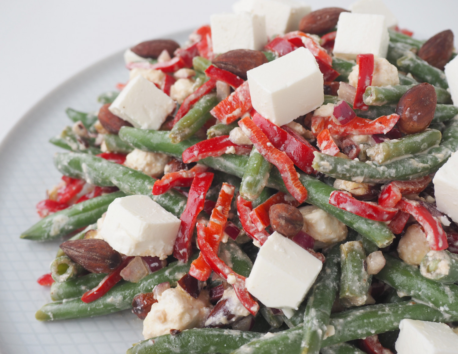 Grøn bønnesalat med puck ost, rød peberfrugt og hjemmelavede saltristede mandler