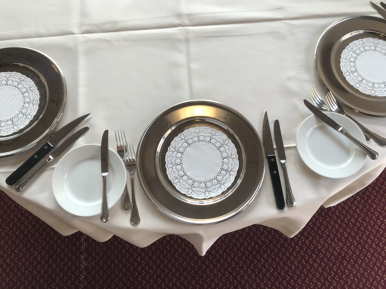 højen Sølv Løb Hvordan dækker man et rundt bord? | Bordopdækning | hotelskibelundkrat