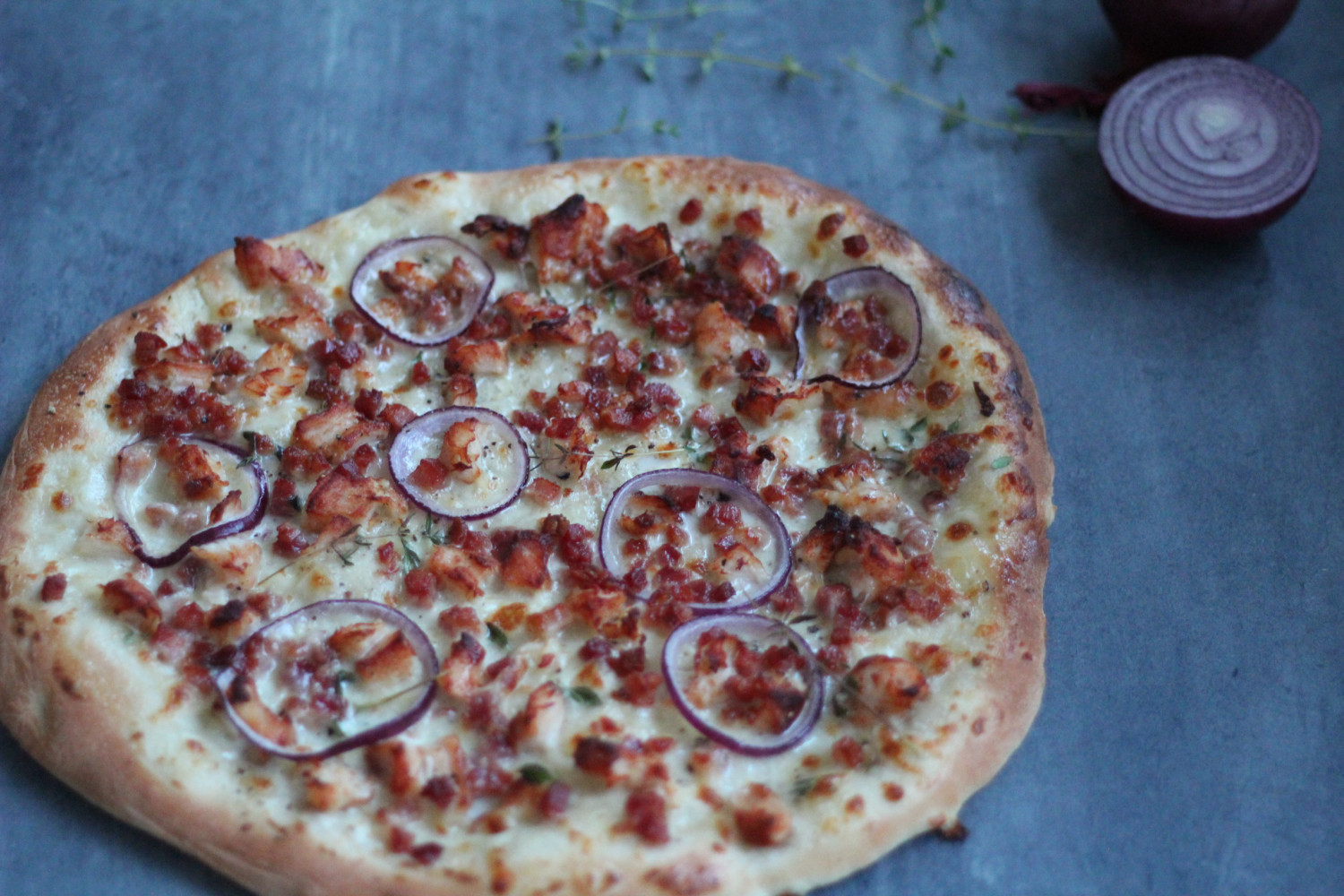 hende Rådne kæde Pizza Bianca med bacon og løg – Opskrift på hvid pizza toppet med bacon |  Hovedretter | Mad & dessert