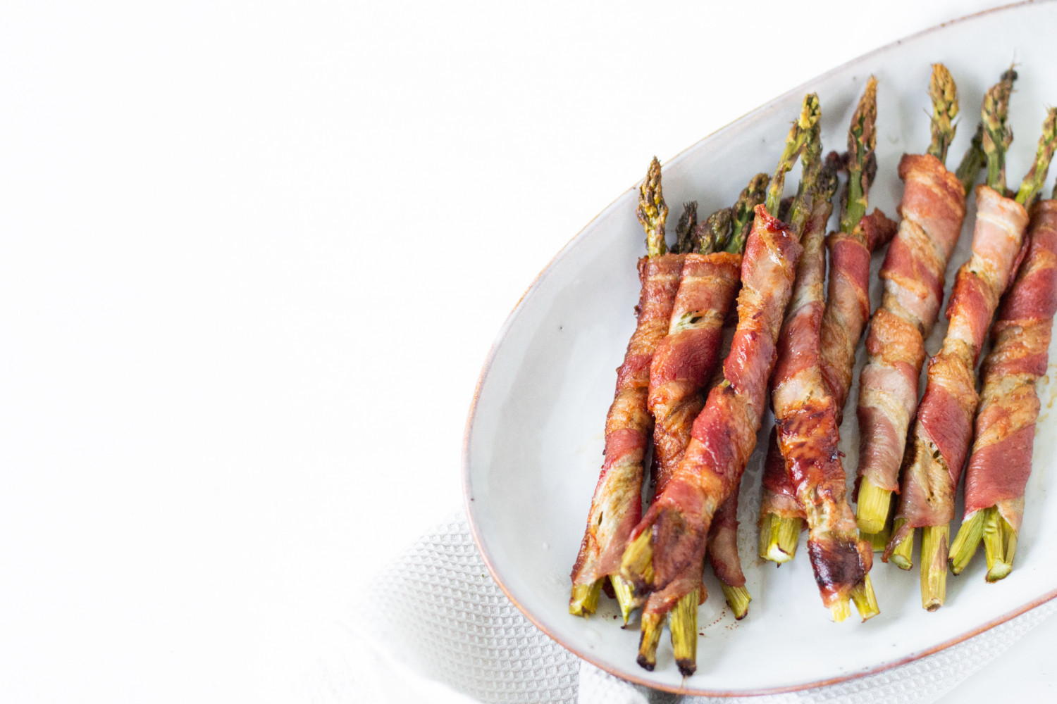 Giraf Urskive Svaghed Grønne asparges med bacon – Opskrift til både grill og ovn | Salat | Mad &  dessert