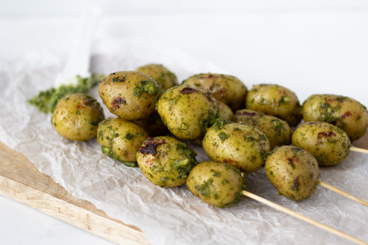 Kartofler spyd, ramsløgsmarinerede – nemt tilbehør til grillmaden | Tilbehør | Mad & dessert