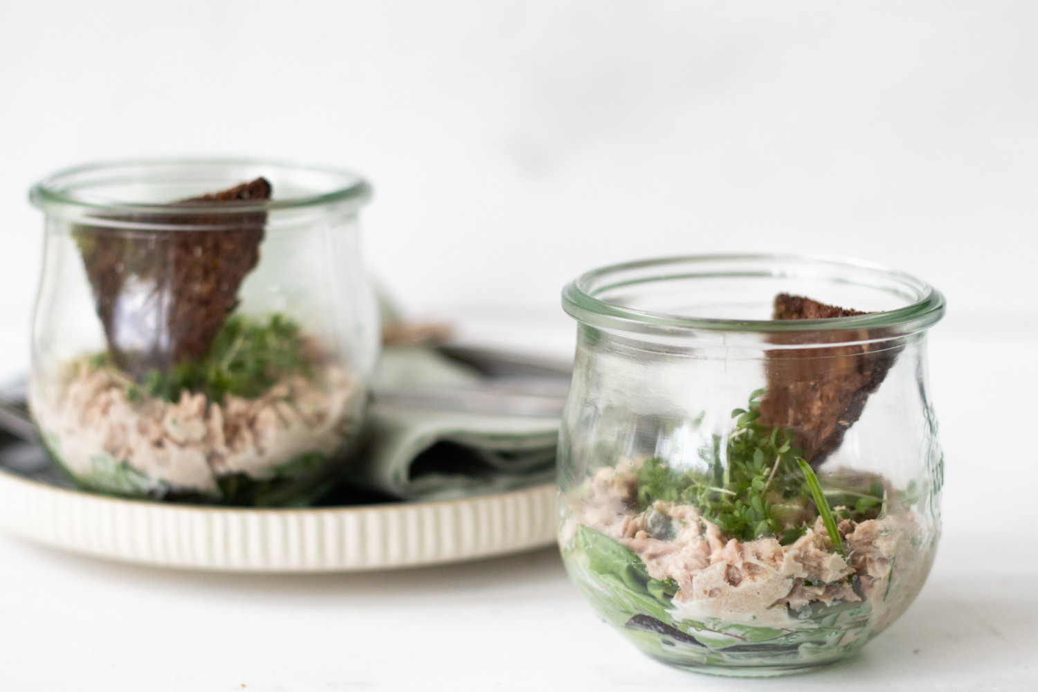 Tunsalat, portionsanrettet – nem og hurtig opskrift på tunsalat i glas |  Forretter | Mad & dessert