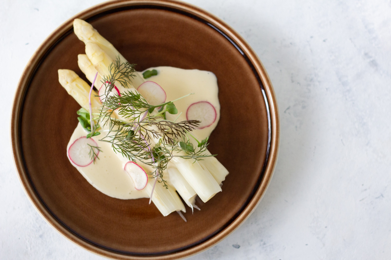 Hvide asparges med sauce mousseline | Forretter | & dessert