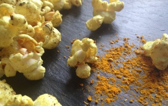 Lav selv popcorn med smag - min yndlingsvariant er karrypopcorn.