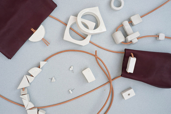 Smykker og tasker fra jujumade - designer Juliana Hung har en forkærliged for overdrevne keramikperler.
