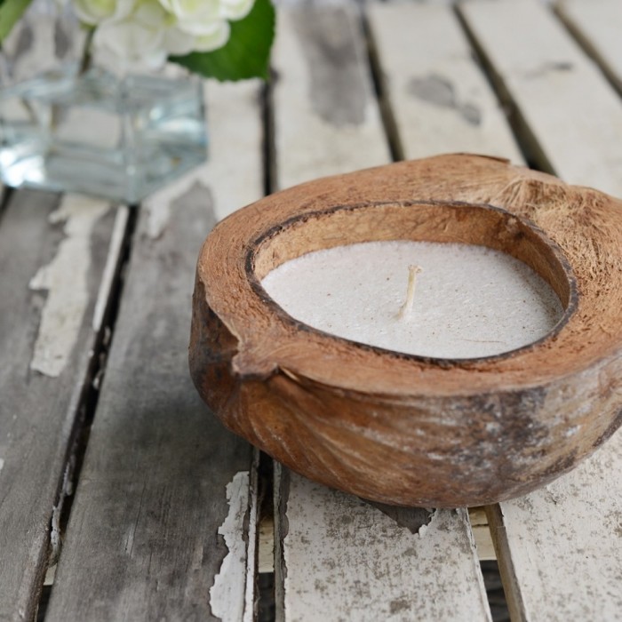 Kokoslyset er lavet af palmeolie og dufter mildt af kokos og vanilje.