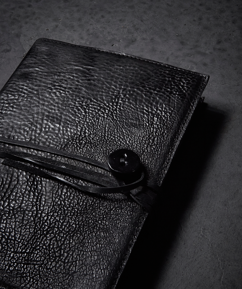 Til den kræsne notesbogskribent så er her den helt rigtige bog! Lækkert sort læder, der med tiden får en super smuk patina. Læder bliver kun flottere af at blive brugt.