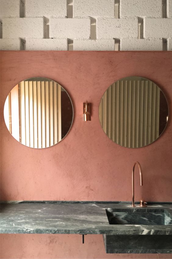 rosa badeværelse grønt marmor rundt spejl enkelt indretning sommer 2016 inspiration hjælp bolig mowe design mood board