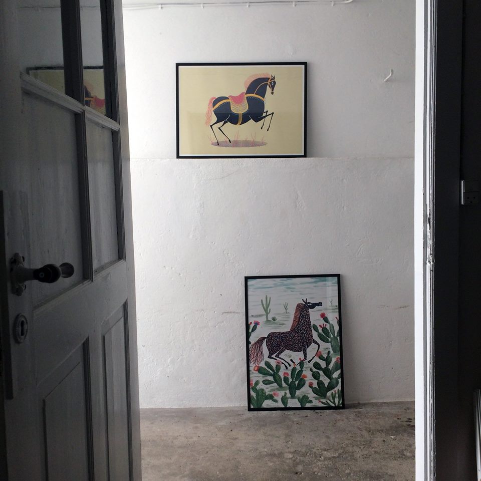 Kulørte illustrationer der er blevet til i samarbejde mellem Champagne Pony Club og Llew Mejia.