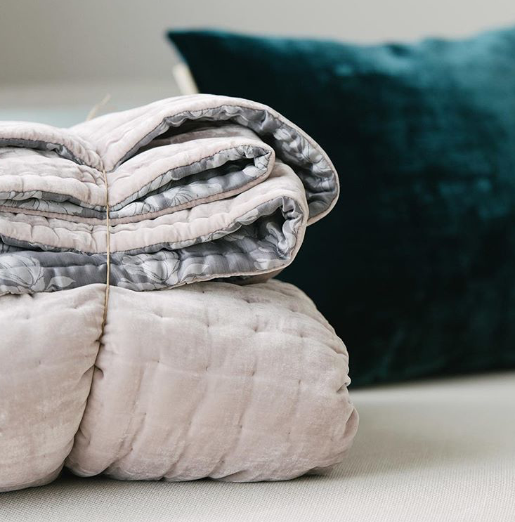 Soveværelsesluksus fra Fabric Copenhagen. Skønne sengetæpper i velour.