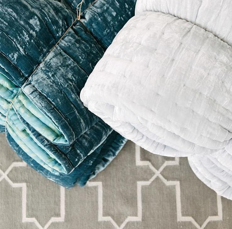 sengetæppe velour luksus soveværelse sengetøj pænt smukt fabric copenhagen dansk design boligtrend1