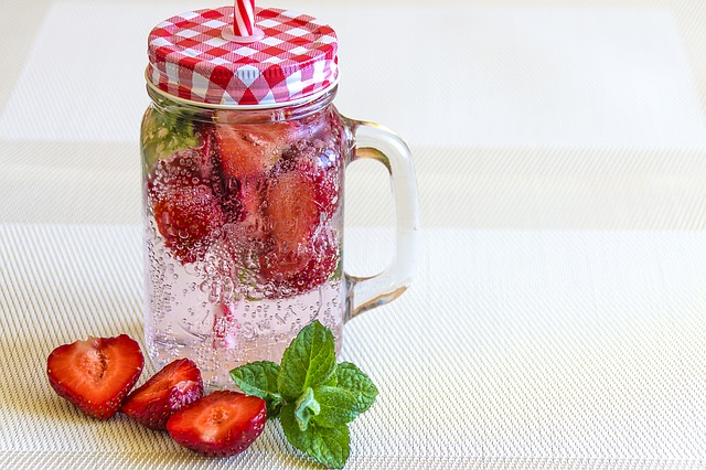 mineral-water-with-strawberries-1411368_640
