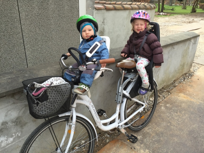 Vi fejrer dagen med at cykle i børnehave alle tre - på én cykel! :)