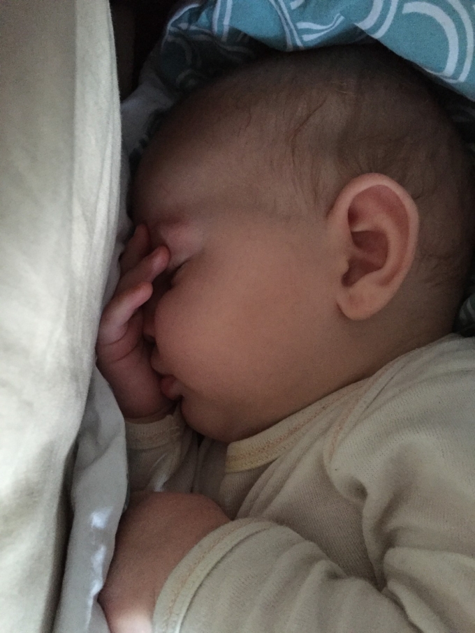 Baby M får sin skønhedssøvn... Og tænker "What's the fuzz about, mooom" :)