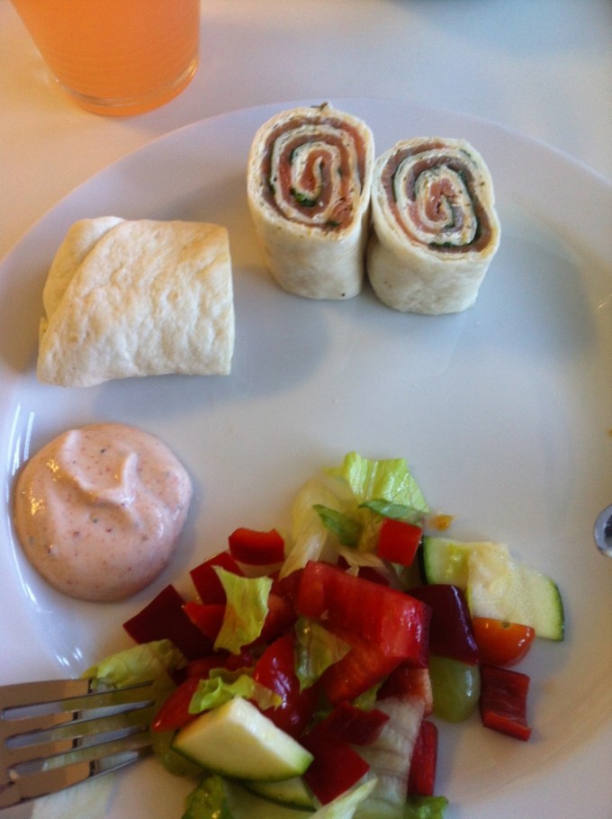Min søster invitere lige på lækker aftensmad igår- Lakseroulade med salat og brød. virkelig lækkert! :-)