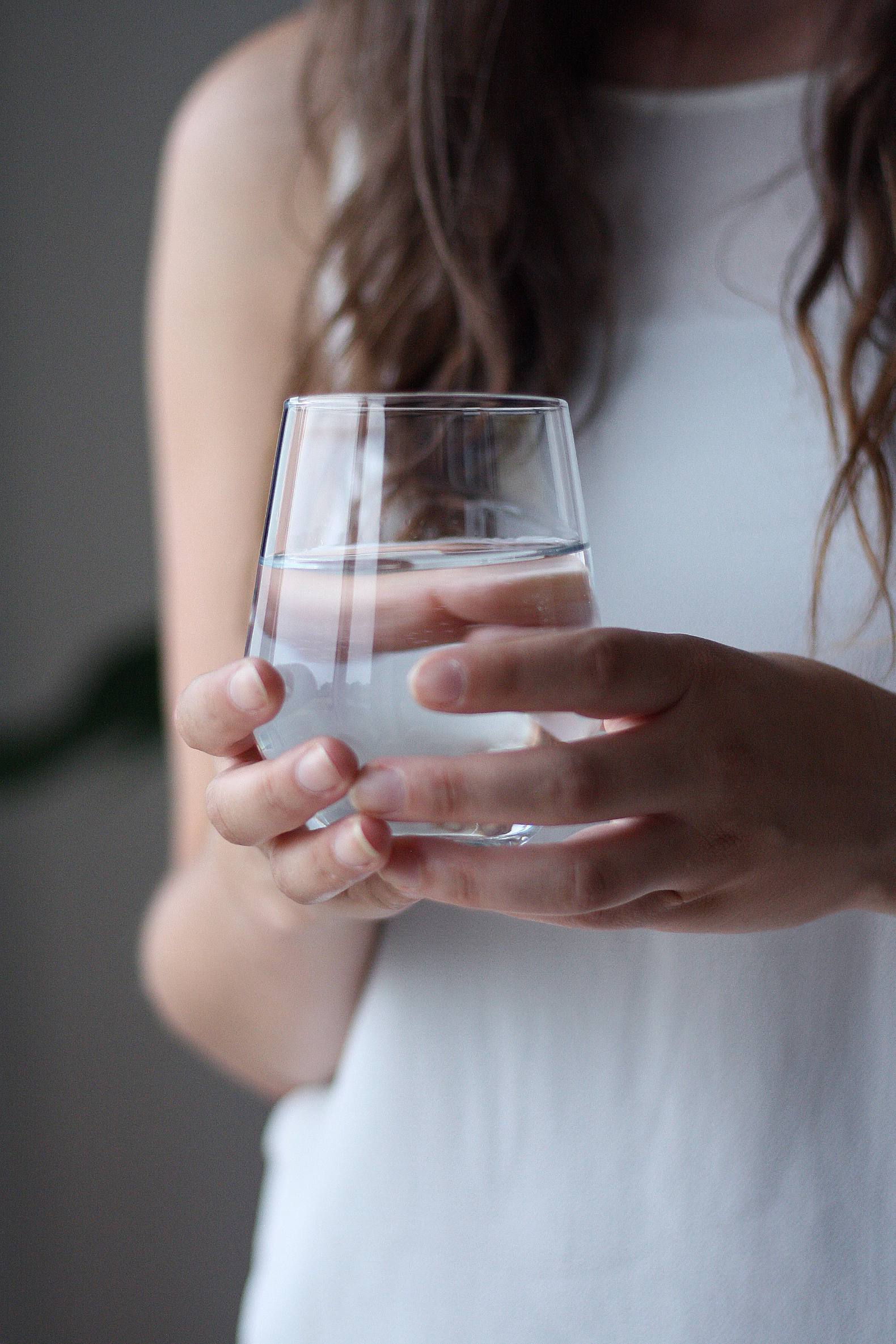 Derfor skal du drikke 2 glas vand om morgenen | RANDOM | BLOGGER ON HEELS