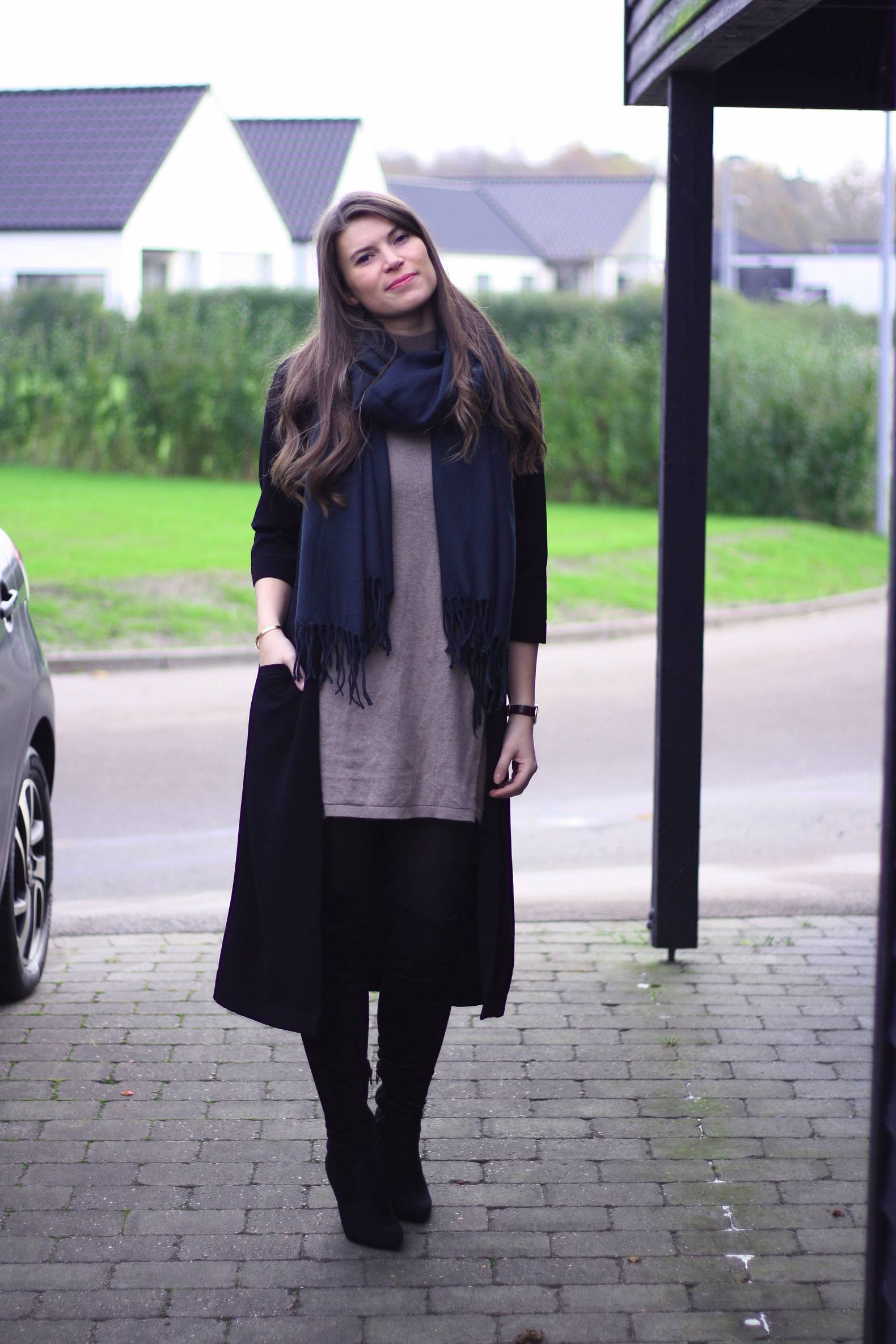 LOOK OF THE DAY: GIRL WITH GREEN SCARF | LOOK OF THE DAY | BLOGGER ON HEELS