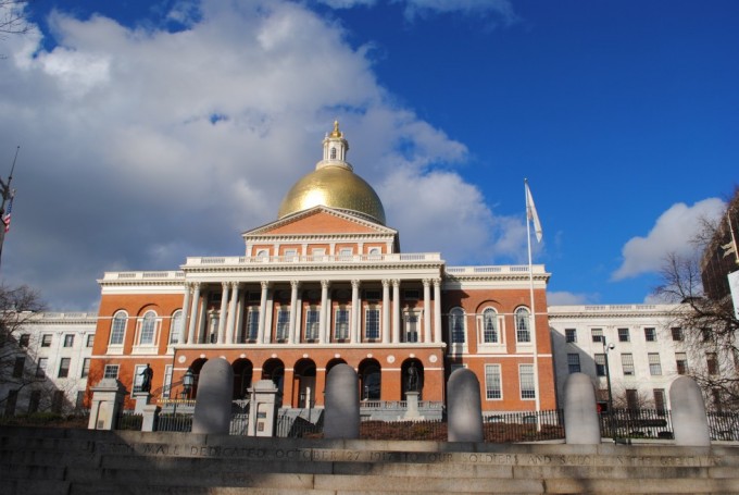 Massachusetts State House   (1798). Kuplen er dekoreret med 23 karat guld-blade i 1874, men blev malet sort under 2 Verdenskrig for at beskytte byen mod angreb. Nu er den så guld igen :-)  Bygningen er en af de ældste i Boston-området Beacon Hill 