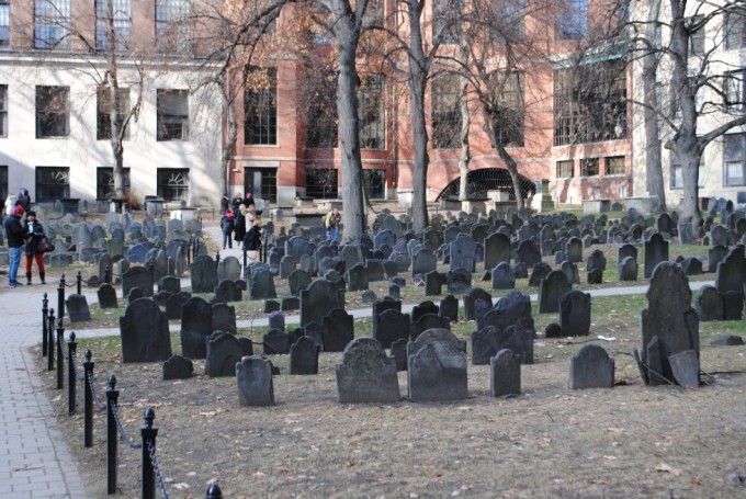 ...Ret ucharmerende og upersonligt efter min smag. Dog er det en af de mest kendte kirkegårde i Boston, og de mest kendte mænd  fra byen er begravet her. 