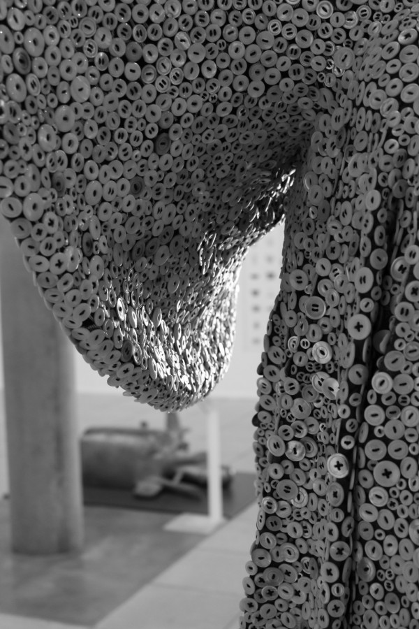 En del af værket Triptykon af Nick Caves, som er kåret til museets mest populære værk. Den er, som man kan se, klistret til med skinnende hvide knapper, hvilket gav en sjov effekt i lyset med dens funklende skær.