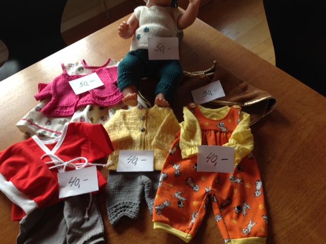 Mormor-syet tøj til dukker og bamser. Mangler du personlig julegave? | Legetøjskassen | Østfronten